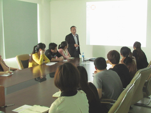 2013年4月24日，正睿老師對佳樂公司進行倉儲管理的培訓(xùn)