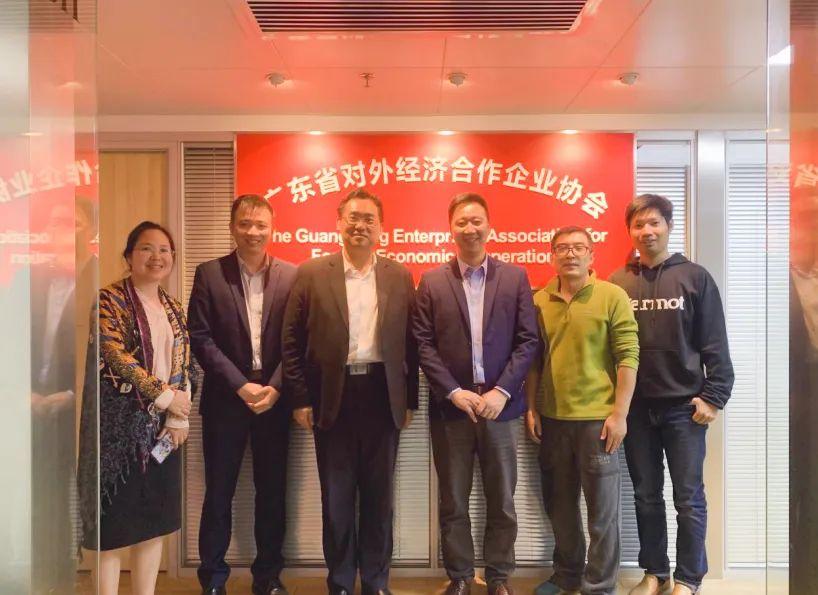 2 月 10 日 廣東省對(duì)外經(jīng)濟(jì)合作企業(yè)協(xié)會(huì)駐莫斯科代表處首席代表&俄羅斯粵商會(huì)會(huì)長(zhǎng)孫繼業(yè)、秘書長(zhǎng)于超先、秘書長(zhǎng)李欽武、正睿咨詢集團(tuán)商業(yè)服務(wù)中心總經(jīng)理武文盛（左3）、項(xiàng)目總監(jiān)譚懿（左2）合影