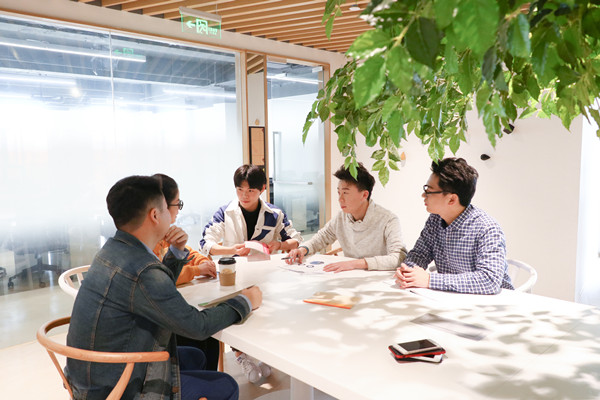 員工培訓(xùn)與發(fā)展：培養(yǎng)人才，提升企業(yè)核心競爭力