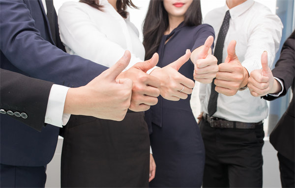 在企業(yè)管理中，專權(quán)式和民主式管理各有哪些優(yōu)缺點？