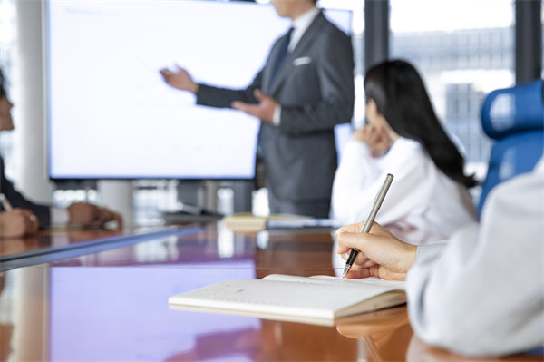 如何保證企業(yè)的年度工作方向與經(jīng)營(yíng)目標(biāo)保持一致？