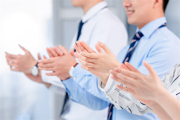 面對人才流失問題，企業(yè)應(yīng)如何改進(jìn)人力資源策略？