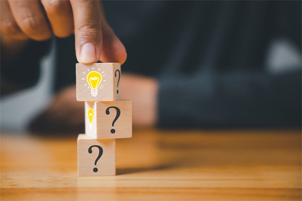 在制定企業(yè)戰(zhàn)略規(guī)劃時，如何平衡短期與長期目標(biāo)？
