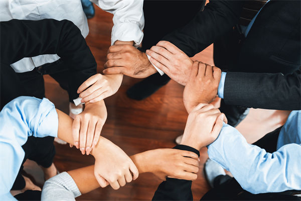 在制定企業(yè)戰(zhàn)略規(guī)劃時(shí)，如何平衡短期與長(zhǎng)期目標(biāo)？