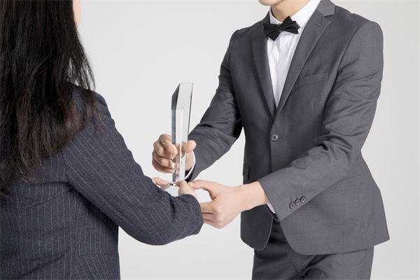 績(jī)效管理中，如何激勵(lì)優(yōu)秀員工，又幫助其提升？