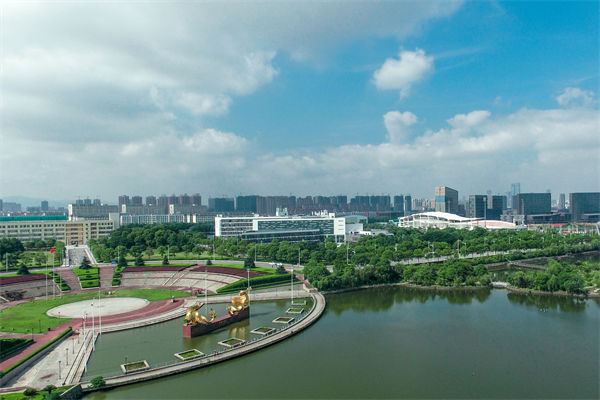 南昌戰(zhàn)略咨詢公司如何為企業(yè)定制長(zhǎng)遠(yuǎn)發(fā)展規(guī)劃？