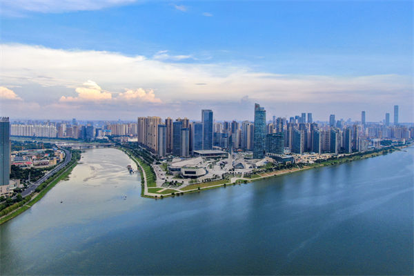 長(zhǎng)沙戰(zhàn)略咨詢公司如何為企業(yè)定制差異化競(jìng)爭(zhēng)戰(zhàn)略？