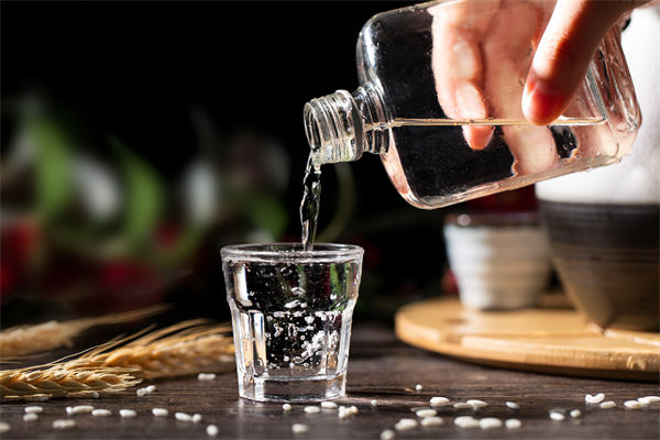 白酒遇冷，集體“降度”，關(guān)聯(lián)企業(yè)有何營銷啟示？